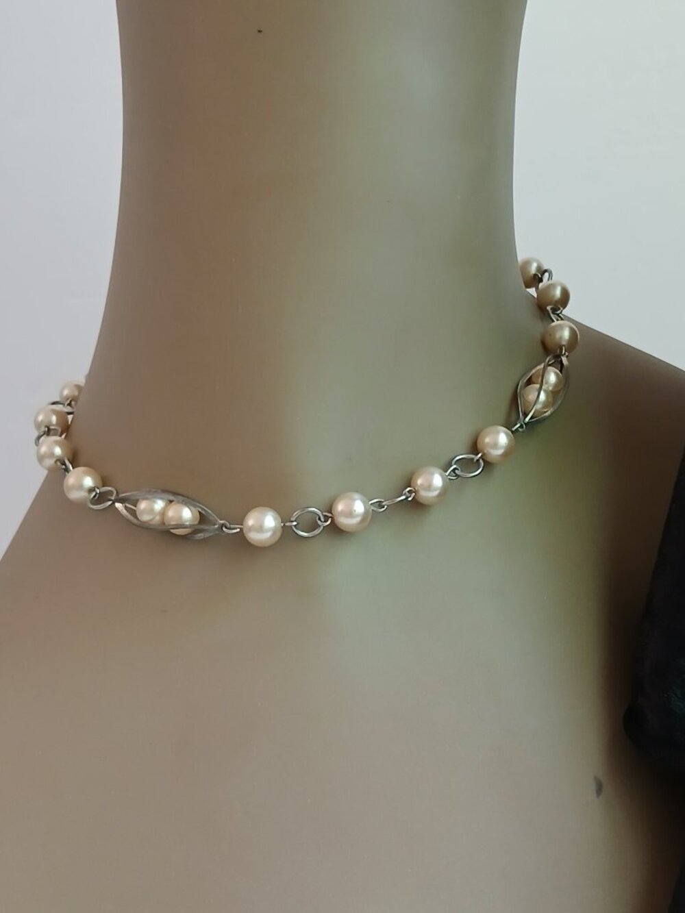 Vintage 50'/60's MCM Faux Pearl 15" Swirl Pod Choker & Screw Back Earring Set - Picture 2 of 11